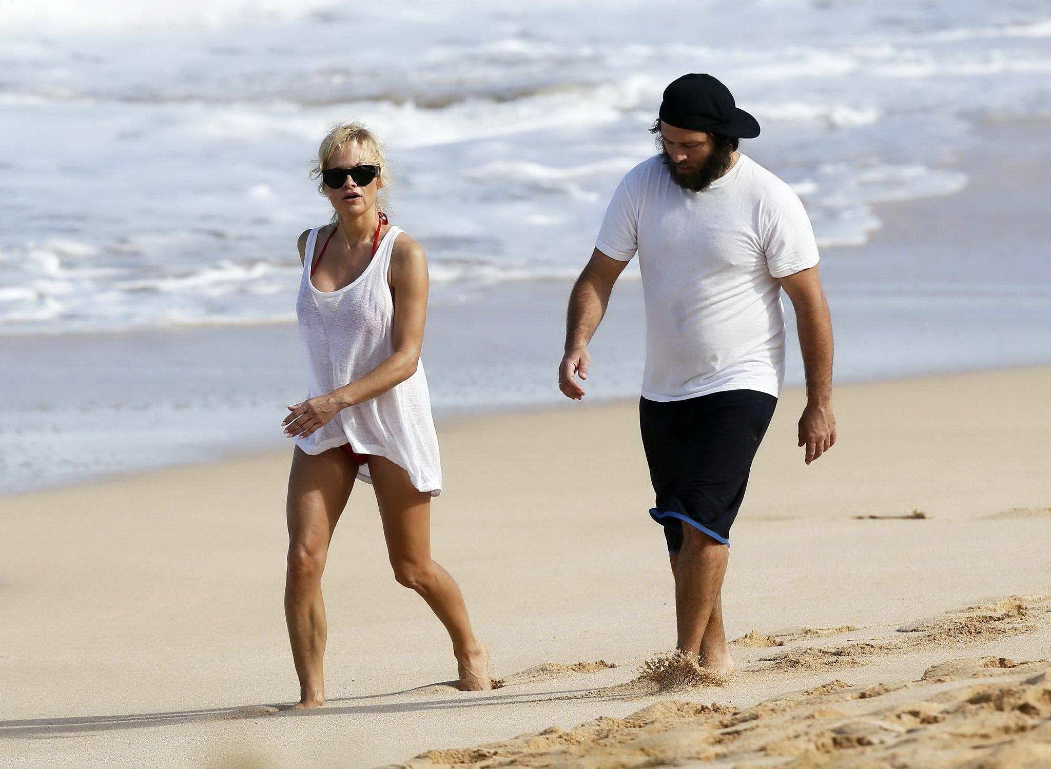 16P Pamela Anderson showing off her bikini body on a beach in Maui