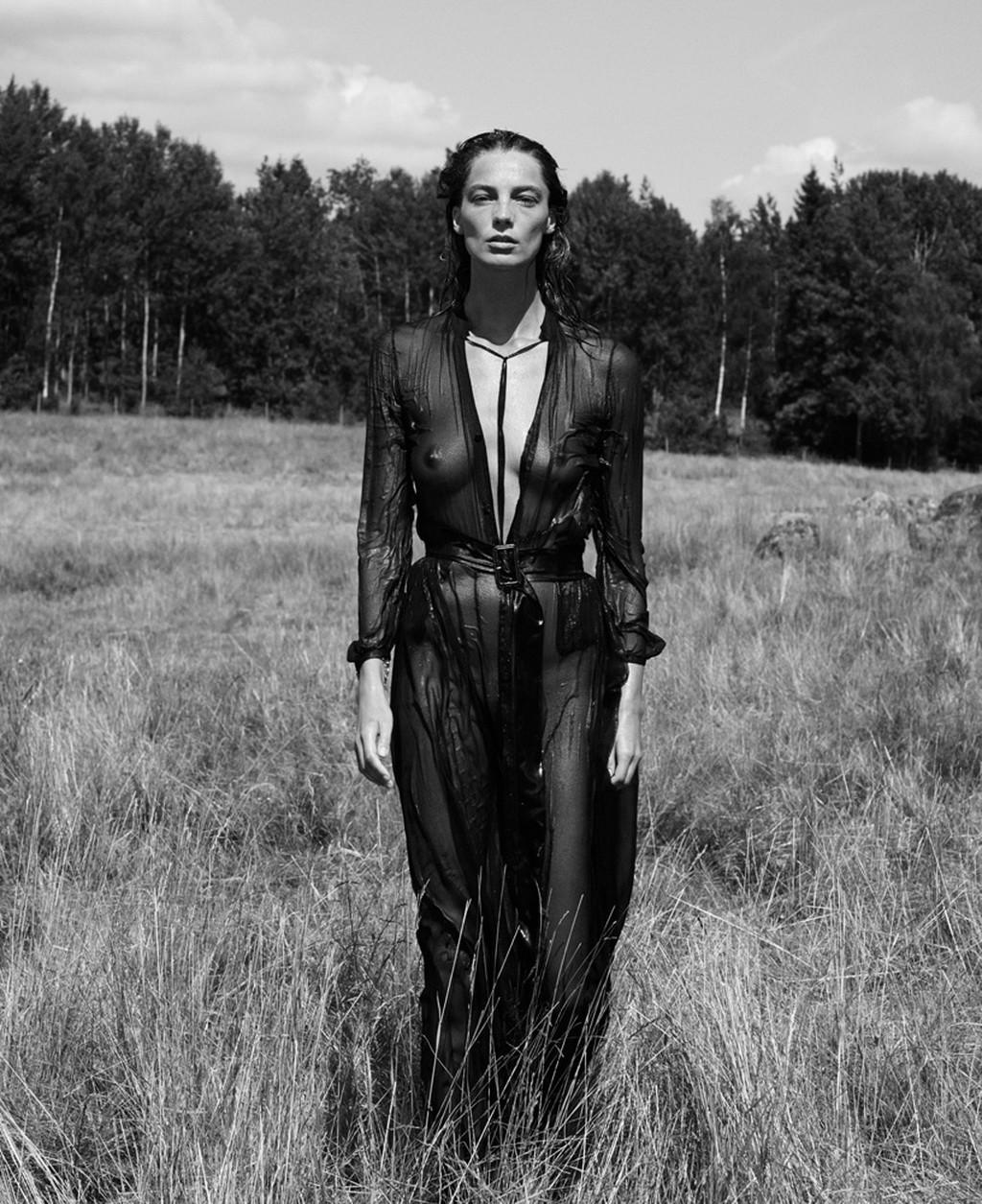 10P Daria Werbowy black  white nude photoshoot by Mikael Jansson for Interview Magaz