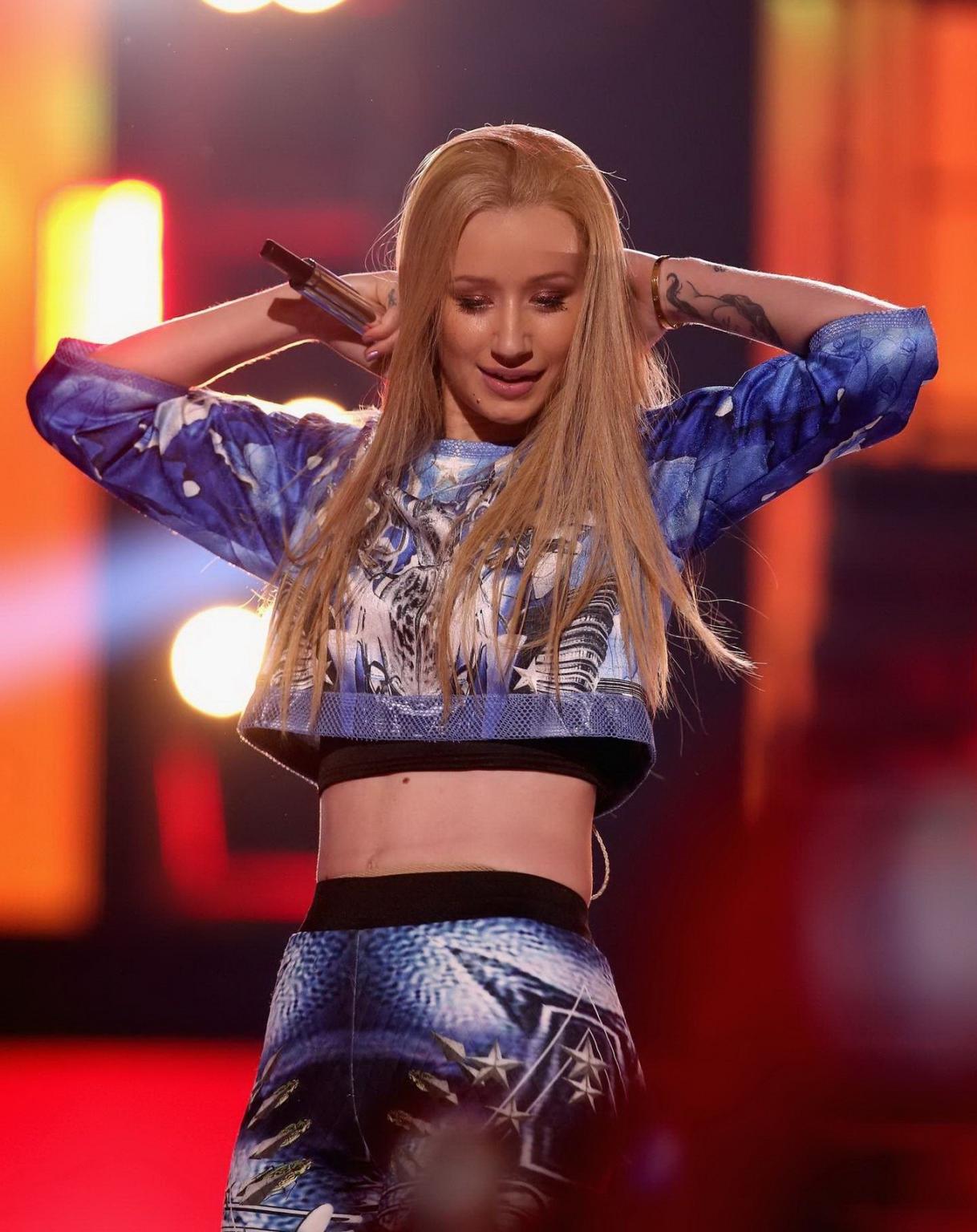 7P Iggy Azalea upskirt flashing her round ass and panties at Vevo CERTIFIED SuperFa
