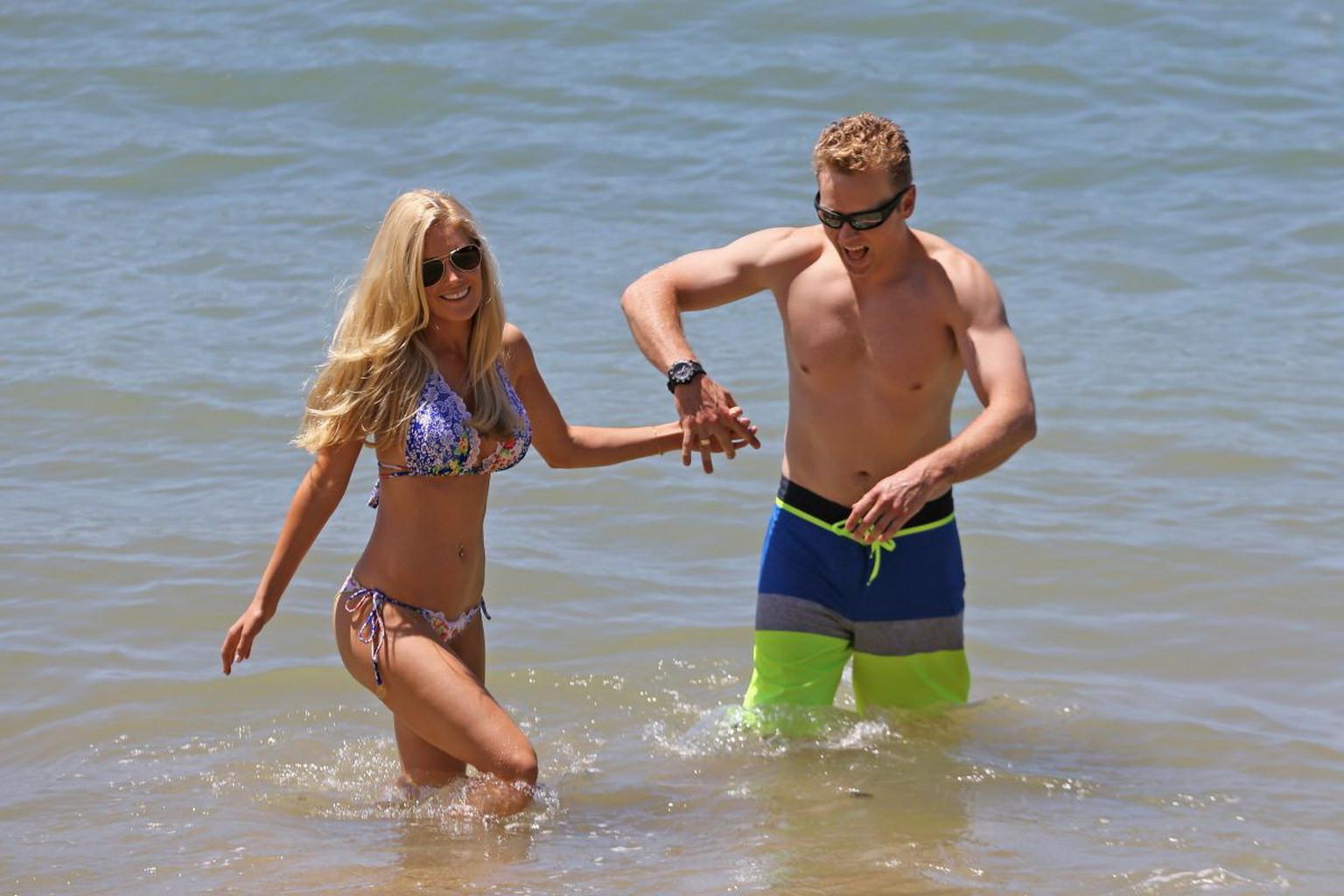 16P Heidi Montag shows off her perfect body in a colorful bikini at the beach in Haw