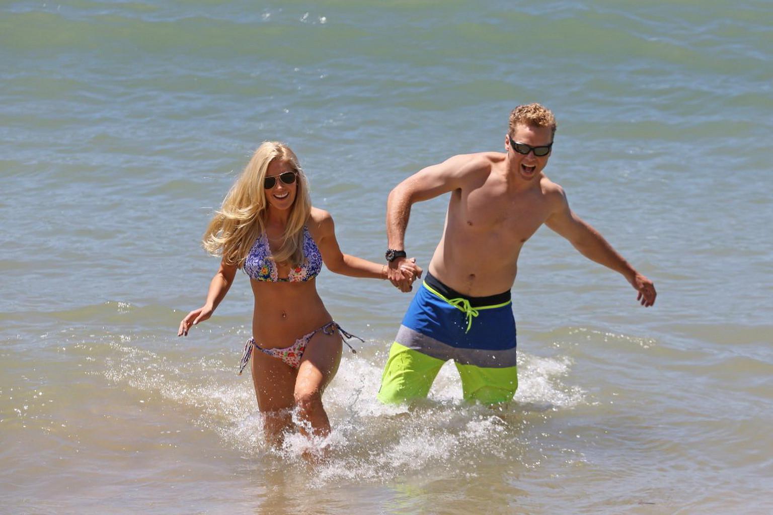 16P Heidi Montag shows off her perfect body in a colorful bikini at the beach in Haw