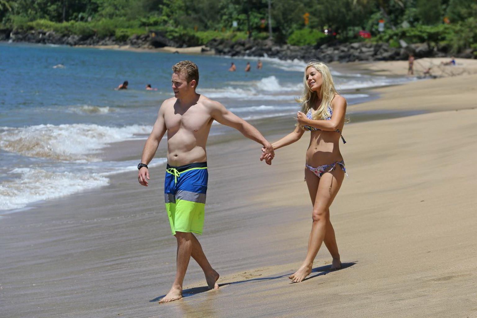 16P Heidi Montag shows off her perfect body in a colorful bikini at the beach in Haw