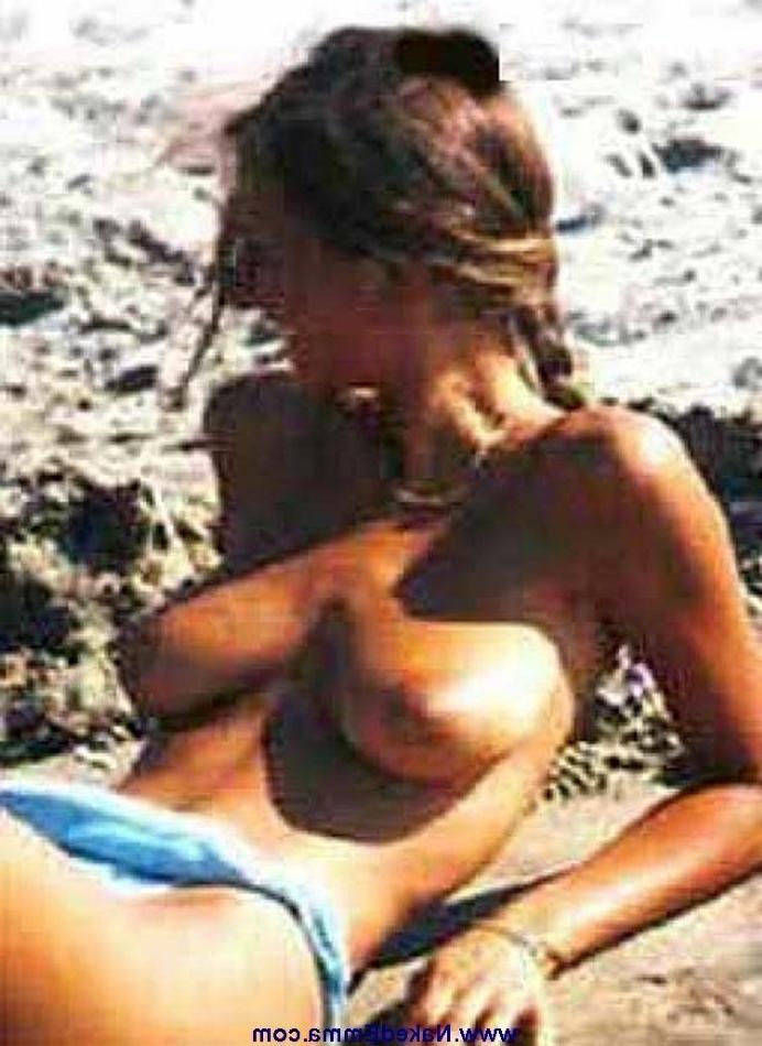 15P Jennifer Aniston  see her nude tits on the beach  paparazzi pictures