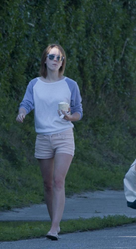15P Emma Watson  nipple slips and other sexy paparazzi pictures