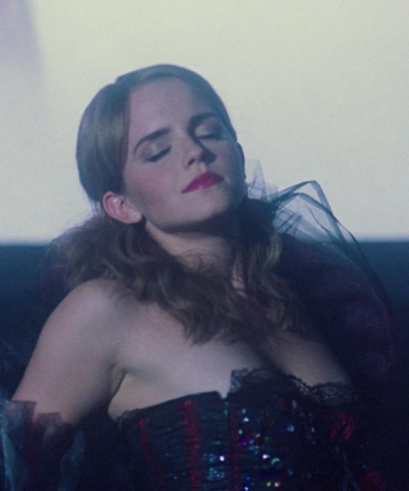 15P Emma Watson  nipple slips and other sexy paparazzi pictures