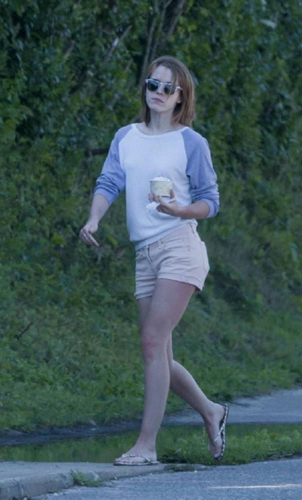 15P Emma Watson  nipple slips and other sexy paparazzi pictures