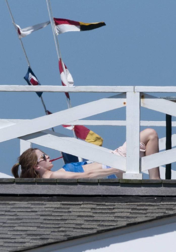 15P Emma Watson  nipple slips and other sexy paparazzi pictures