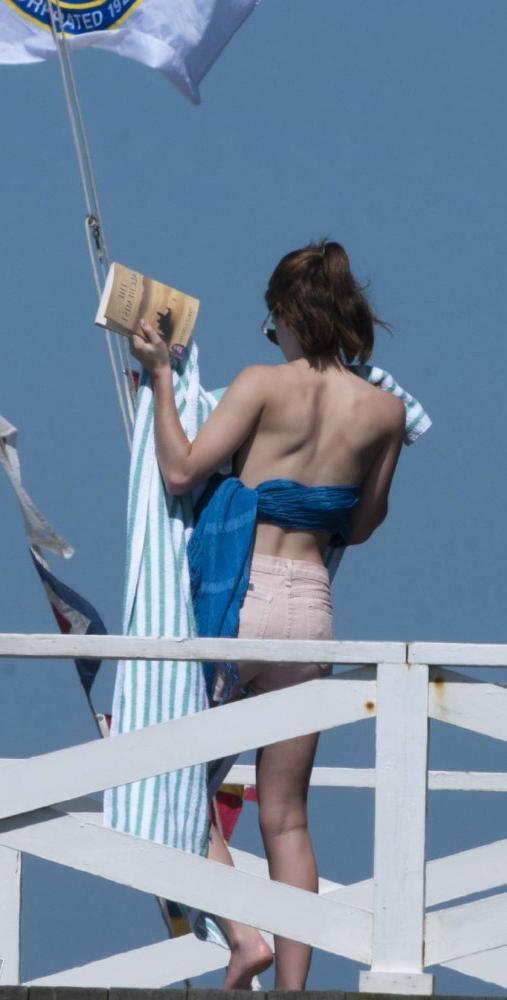 15P Emma Watson  nipple slips and other sexy paparazzi pictures