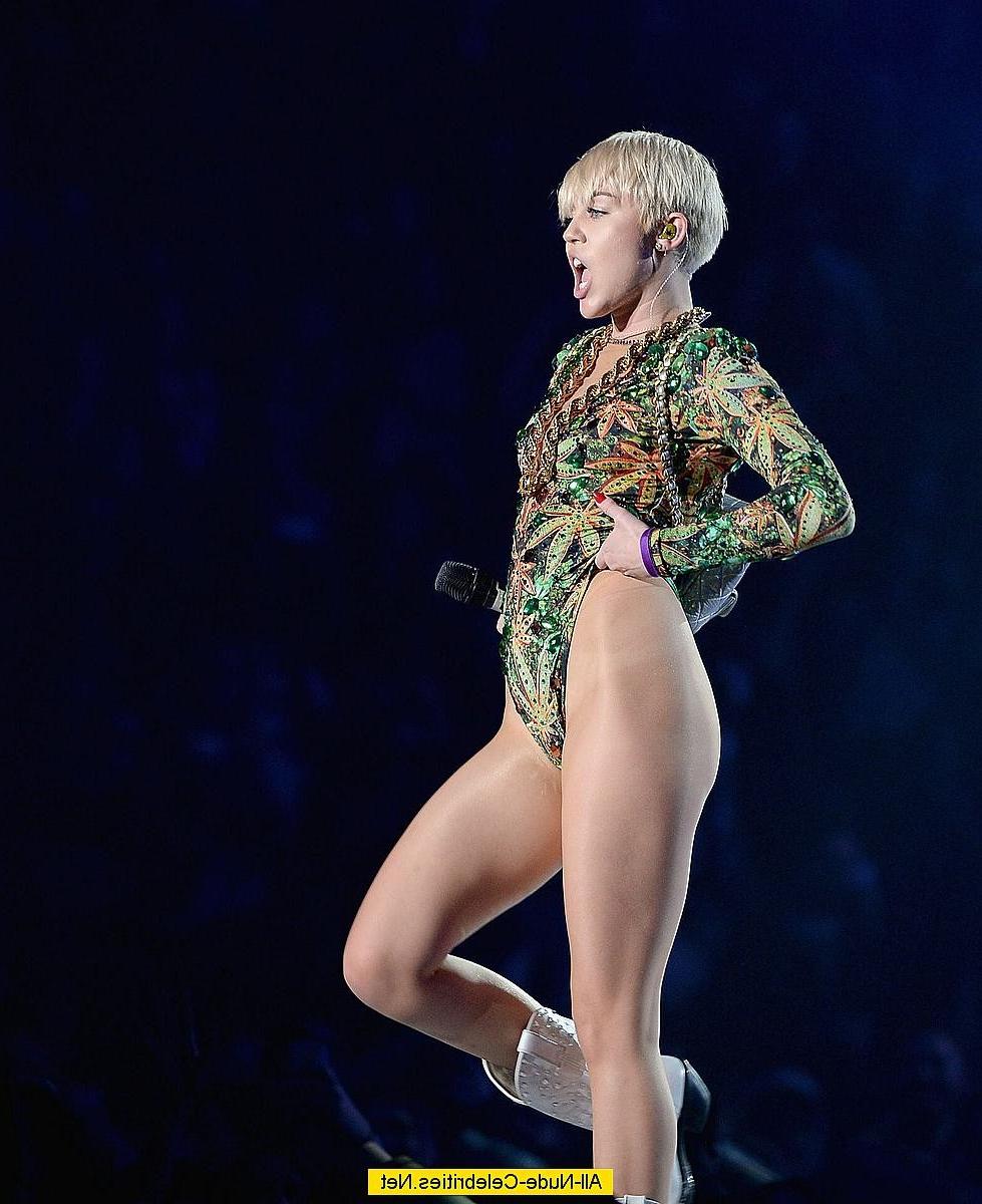 18P Miley Cyrus exposed her body on the stage
