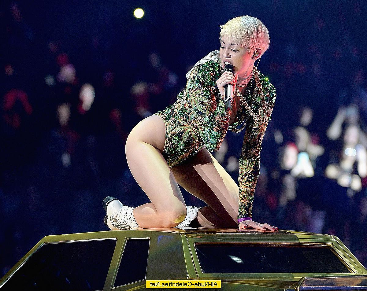 18P Miley Cyrus exposed her body on the stage