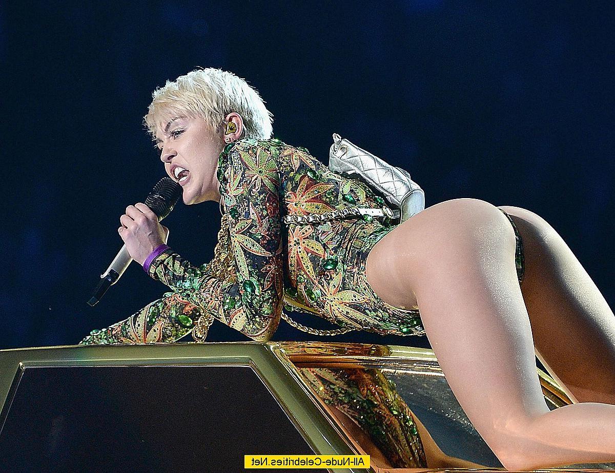 18P Miley Cyrus exposed her body on the stage