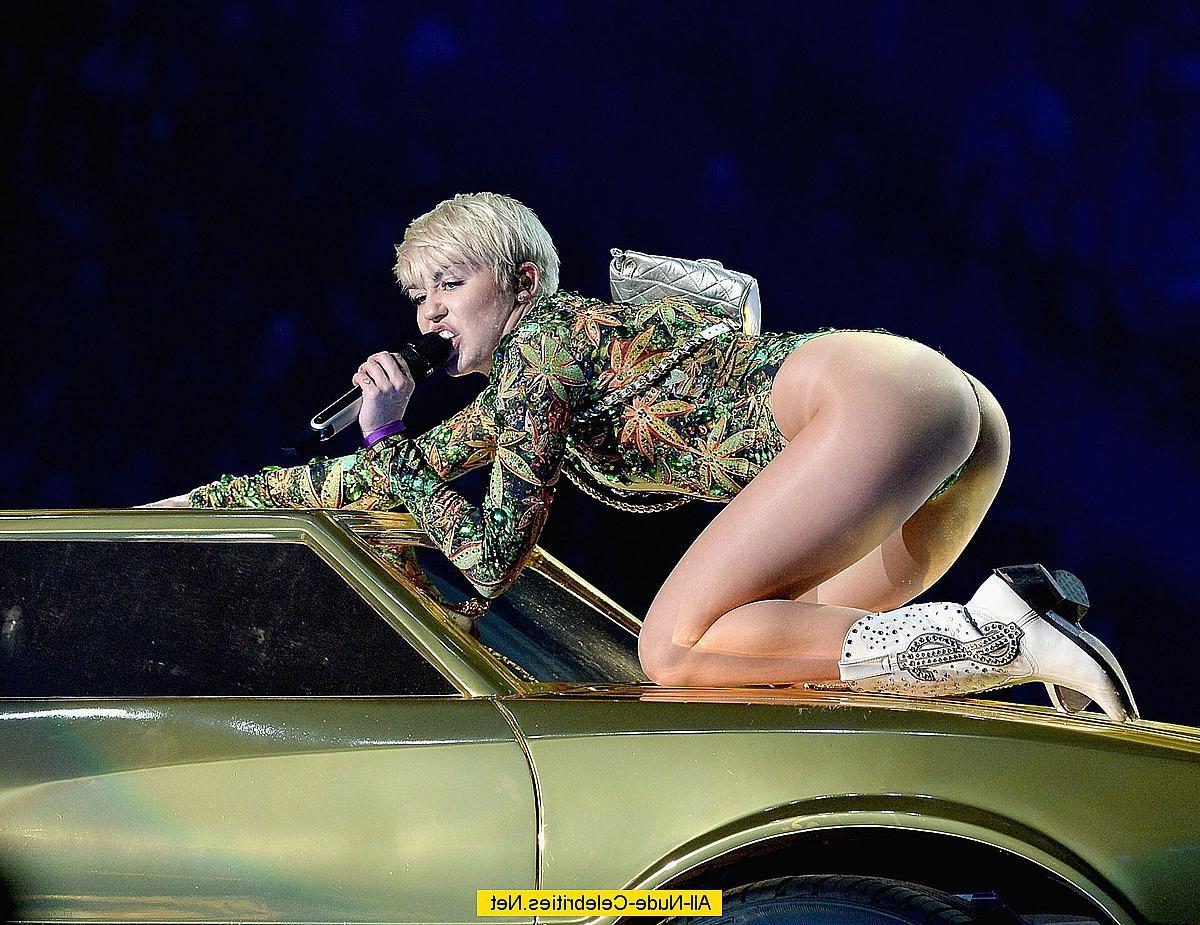 18P Miley Cyrus exposed her body on the stage