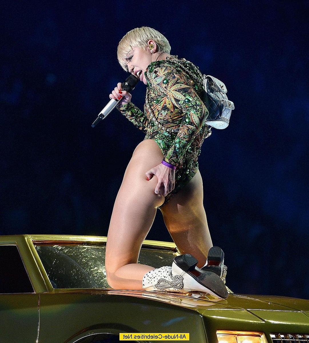 18P Miley Cyrus exposed her body on the stage