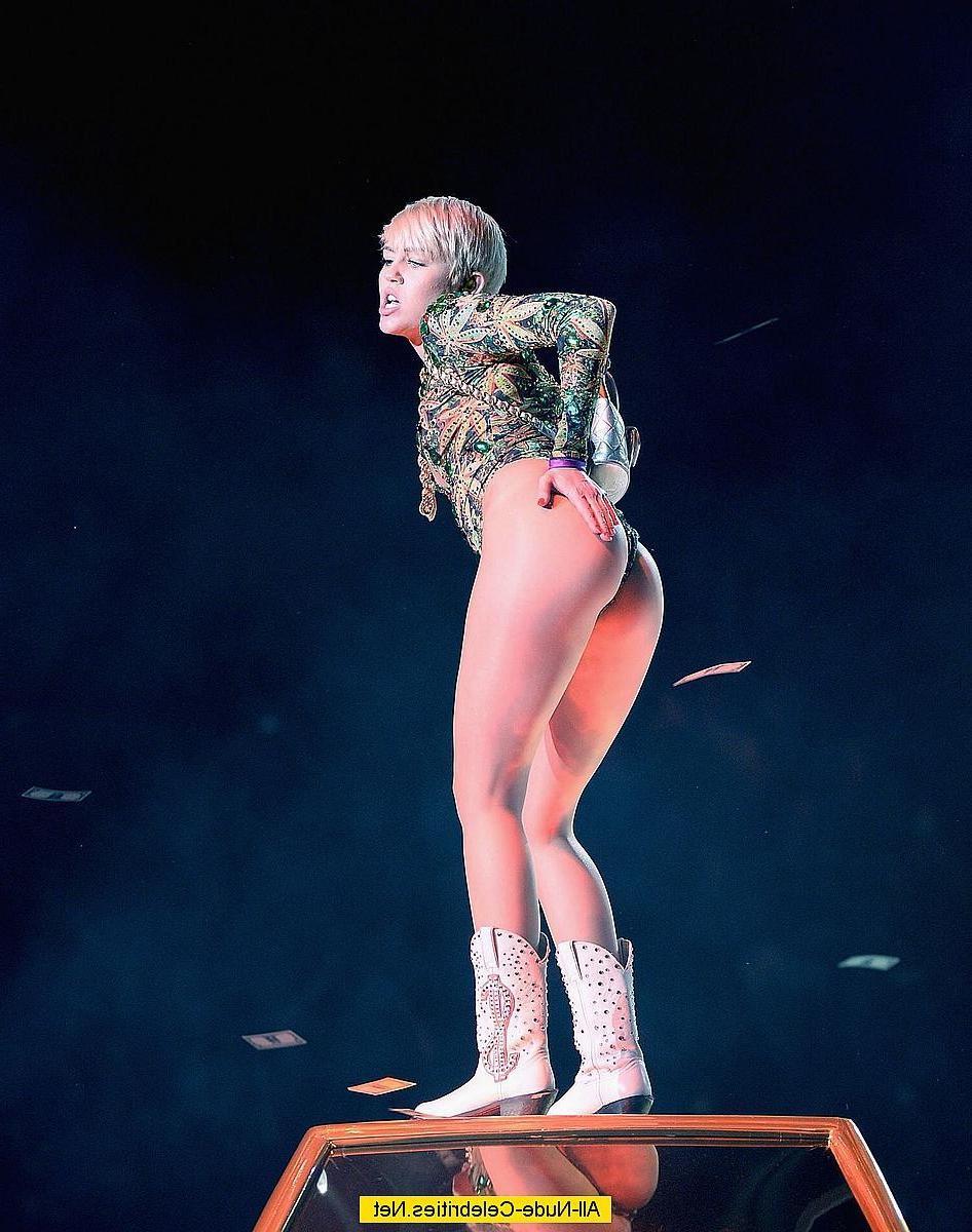 18P Miley Cyrus exposed her body on the stage