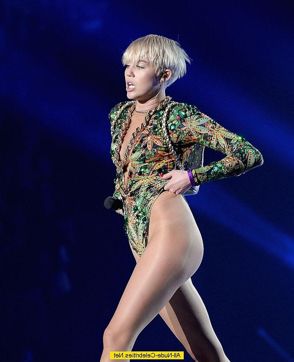 18P Miley Cyrus exposed her body on the stage