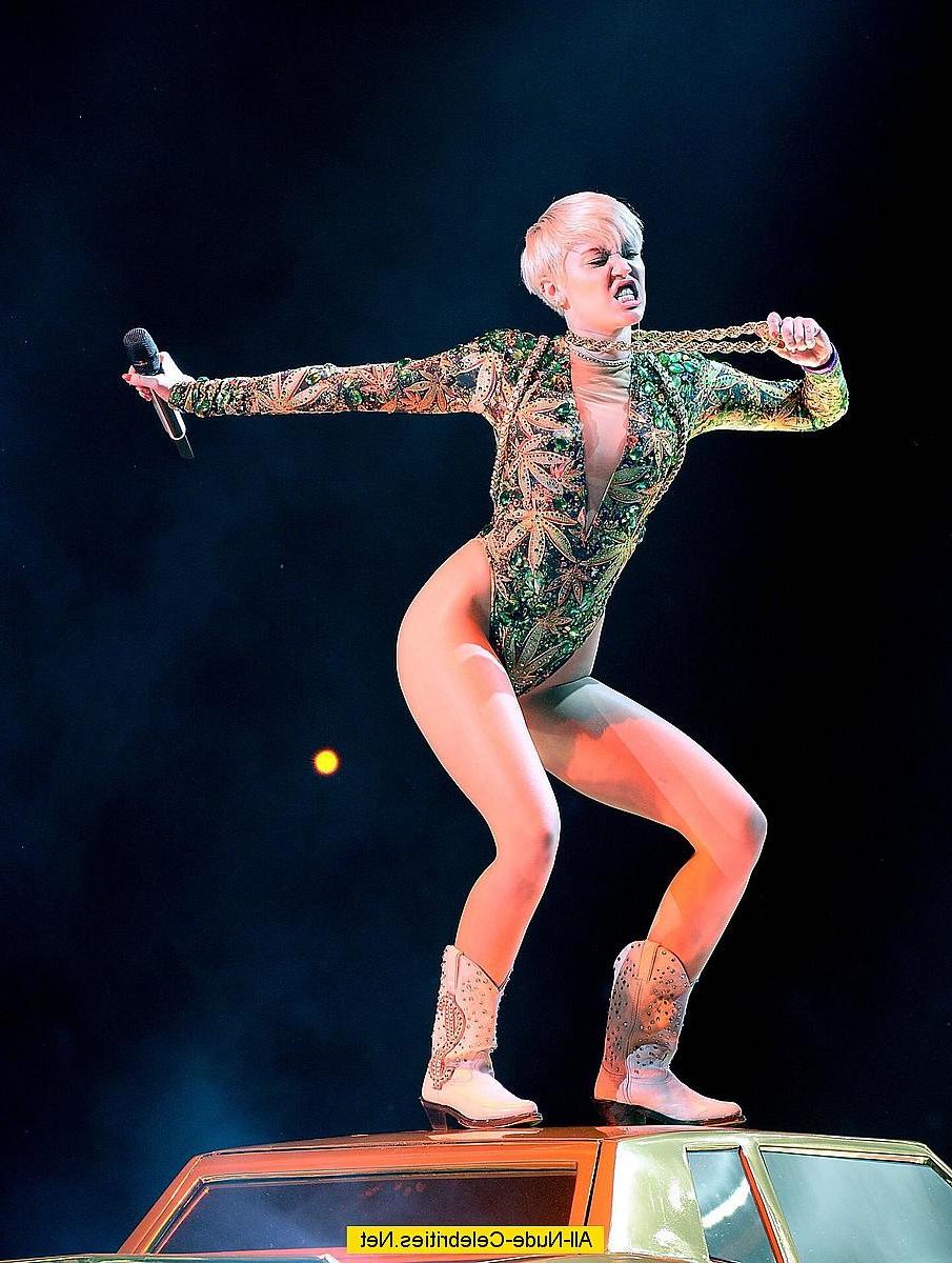 18P Miley Cyrus exposed her body on the stage