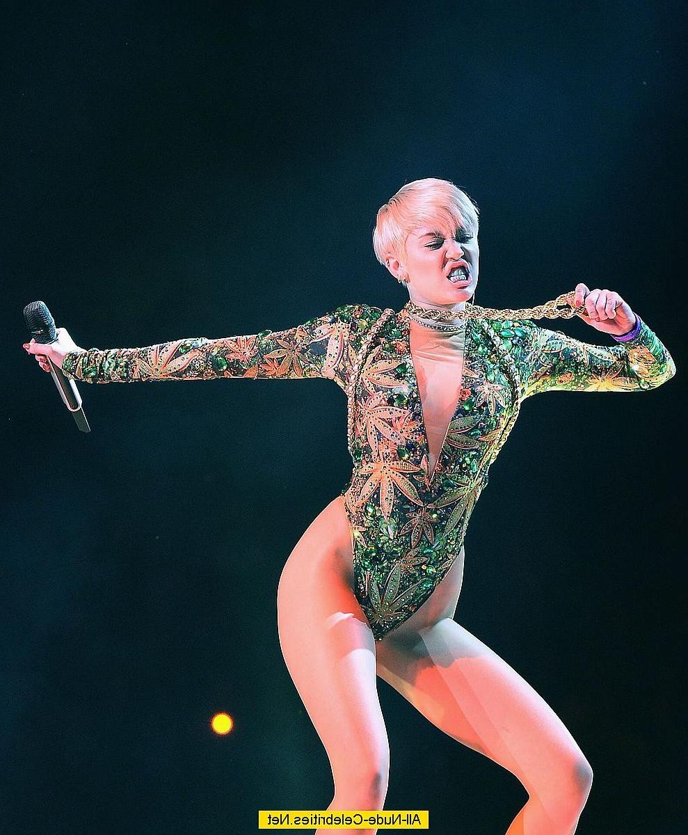 18P Miley Cyrus exposed her body on the stage