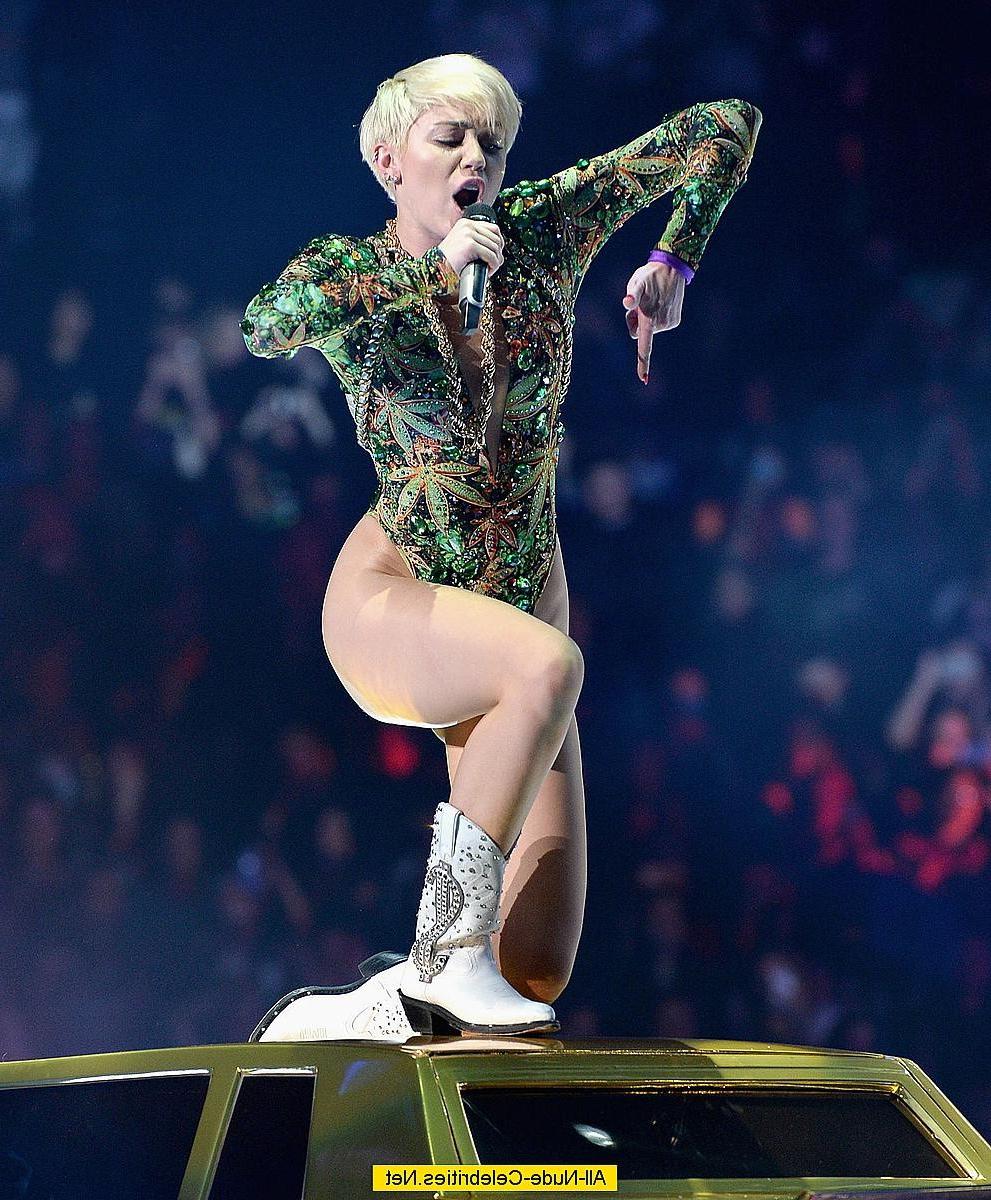 18P Miley Cyrus exposed her body on the stage