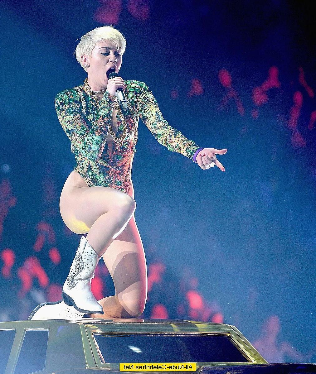 18P Miley Cyrus exposed her body on the stage