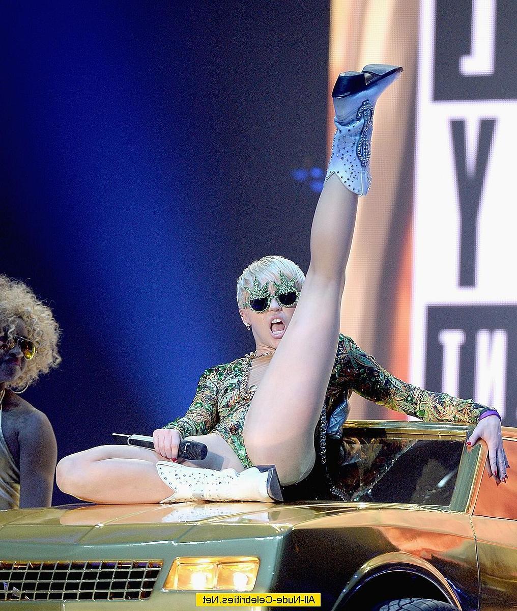 18P Miley Cyrus exposed her body on the stage