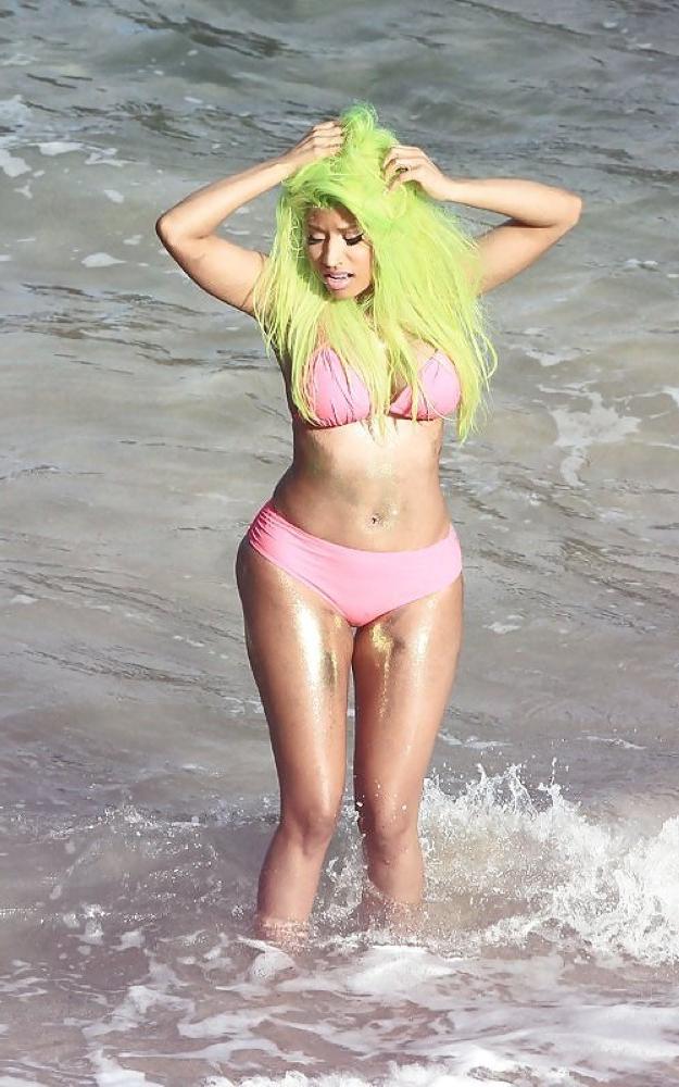 15P Ebony singer Nicki Minaj nude ass and nipple slips on stage