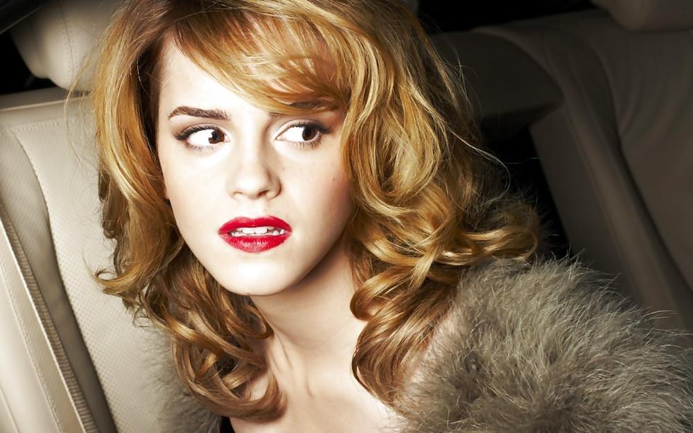 15P Emma Watson  see her pussy through panties