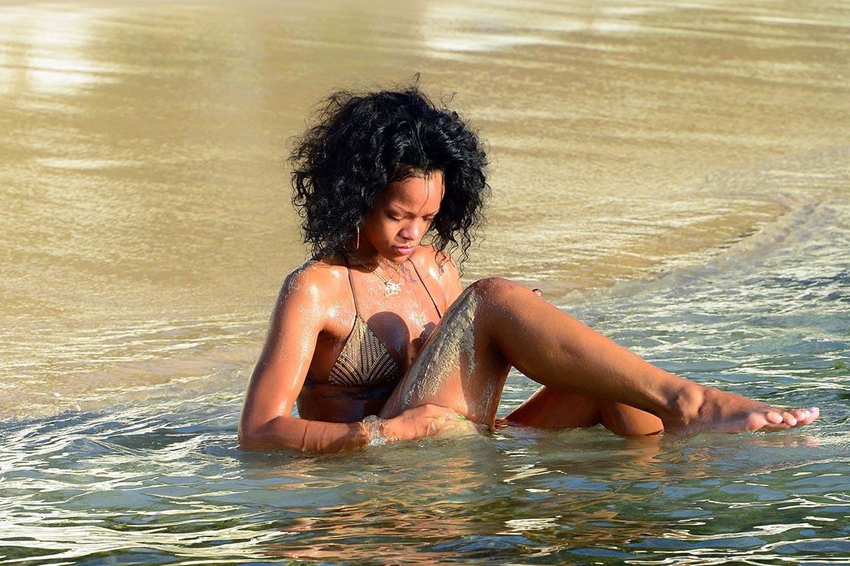 15P Rihanna  topless paparazzi pics  see her nude tits and nipple slips