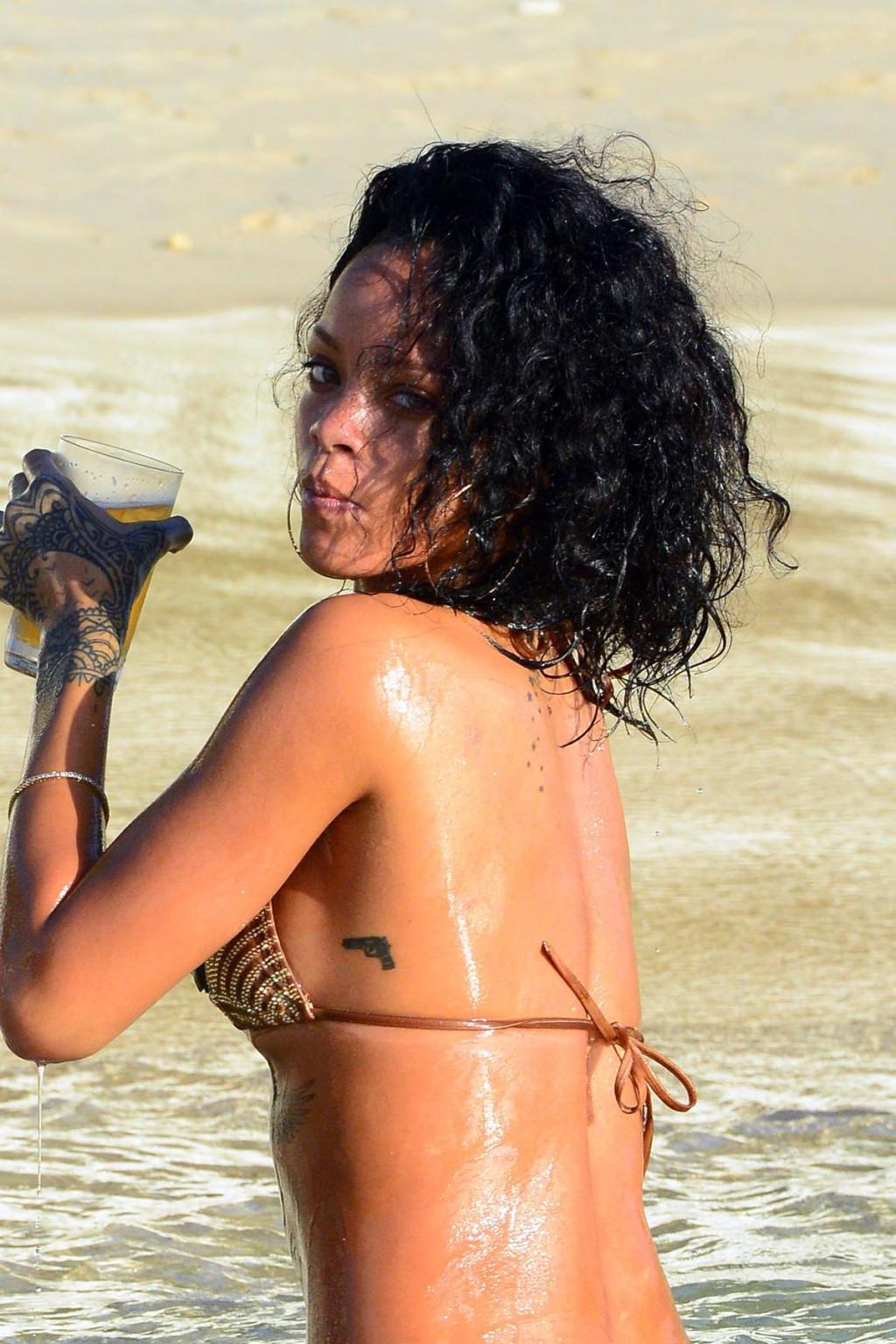 15P Rihanna  topless paparazzi pics  see her nude tits and nipple slips