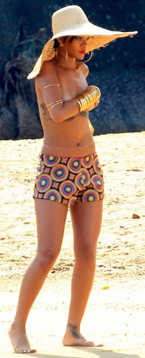 15P Rihanna  topless paparazzi pics  see her nude tits and nipple slips