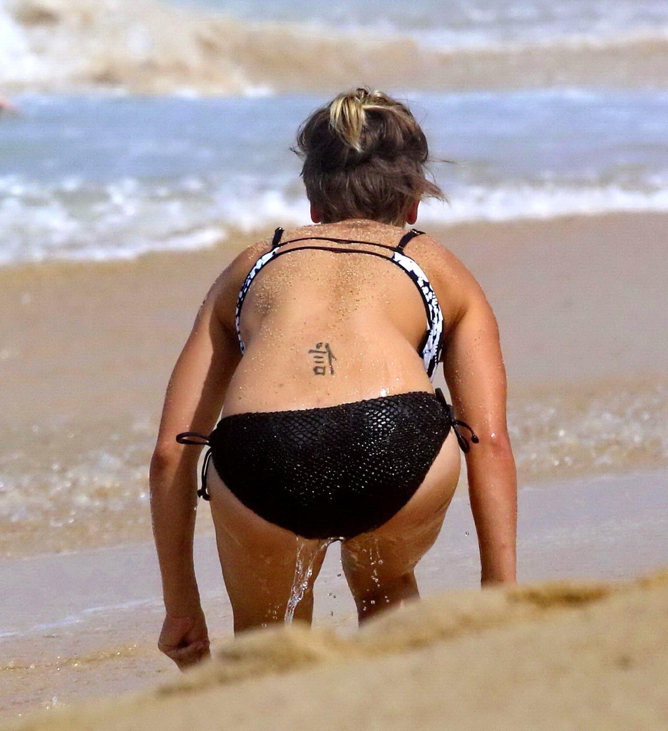 16P Kaley Cuoco präsentiert ihren Arsch in einem monochromen Bikini an einem Strand in Mexiko