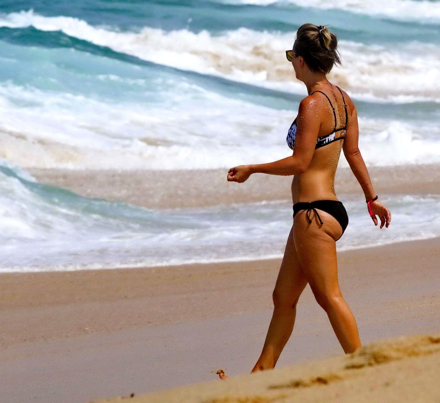 16P Kaley Cuoco präsentiert ihren Arsch in einem monochromen Bikini an einem Strand in Mexiko