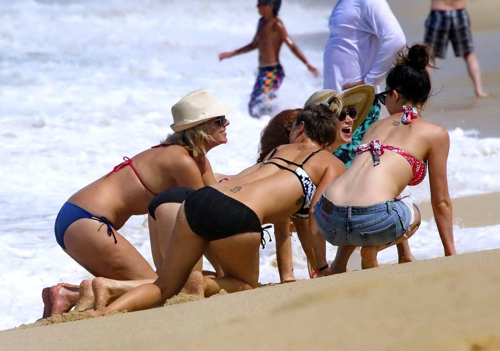 16P Kaley Cuoco präsentiert ihren Arsch in einem monochromen Bikini an einem Strand in Mexiko