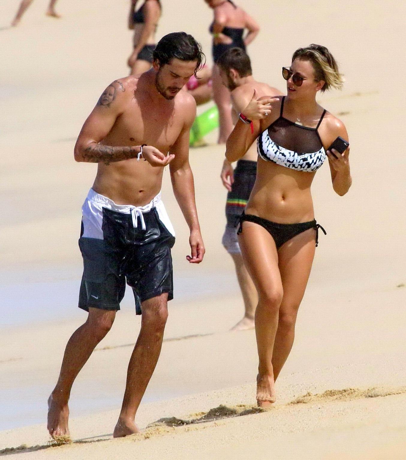16P Kaley Cuoco präsentiert ihren Arsch in einem monochromen Bikini an einem Strand in Mexiko