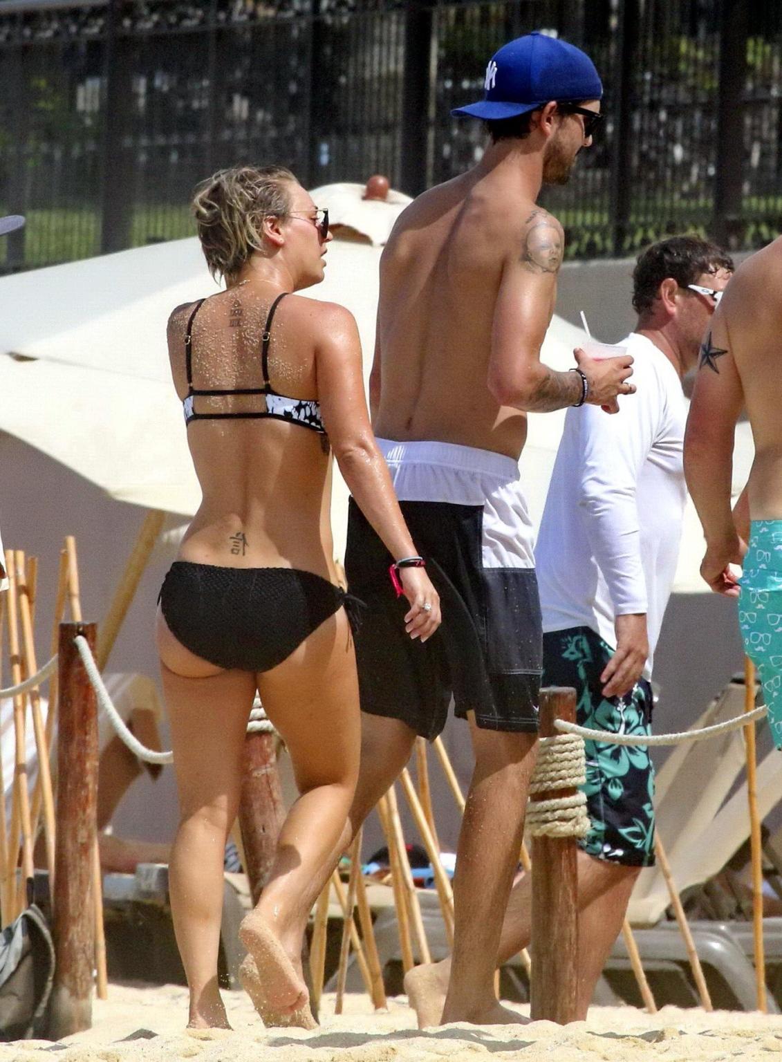 16P Kaley Cuoco präsentiert ihren Arsch in einem monochromen Bikini an einem Strand in Mexiko