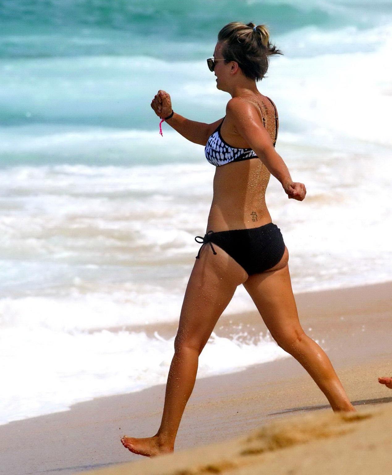 16P Kaley Cuoco präsentiert ihren Arsch in einem monochromen Bikini an einem Strand in Mexiko
