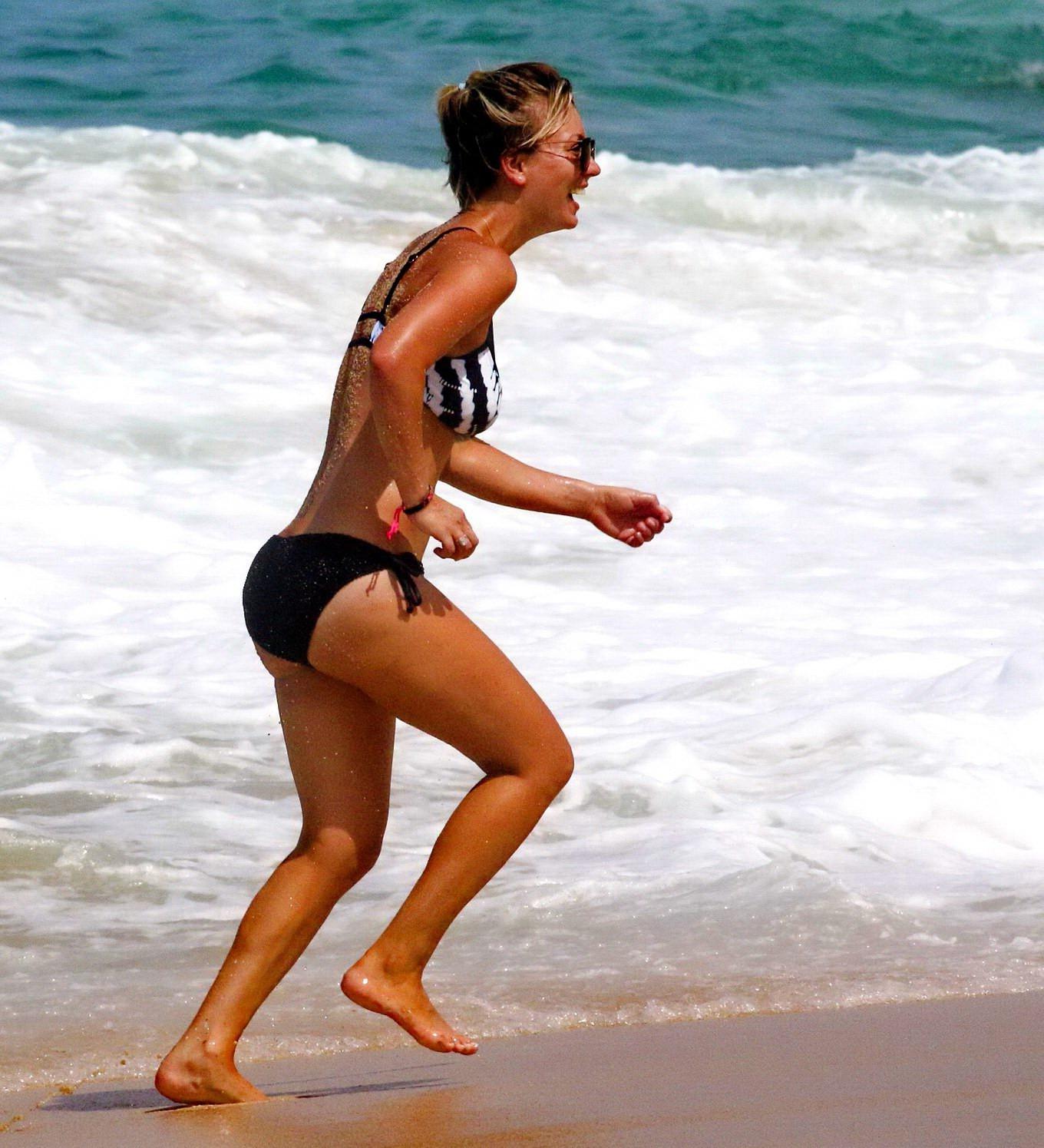 16P Kaley Cuoco präsentiert ihren Arsch in einem monochromen Bikini an einem Strand in Mexiko