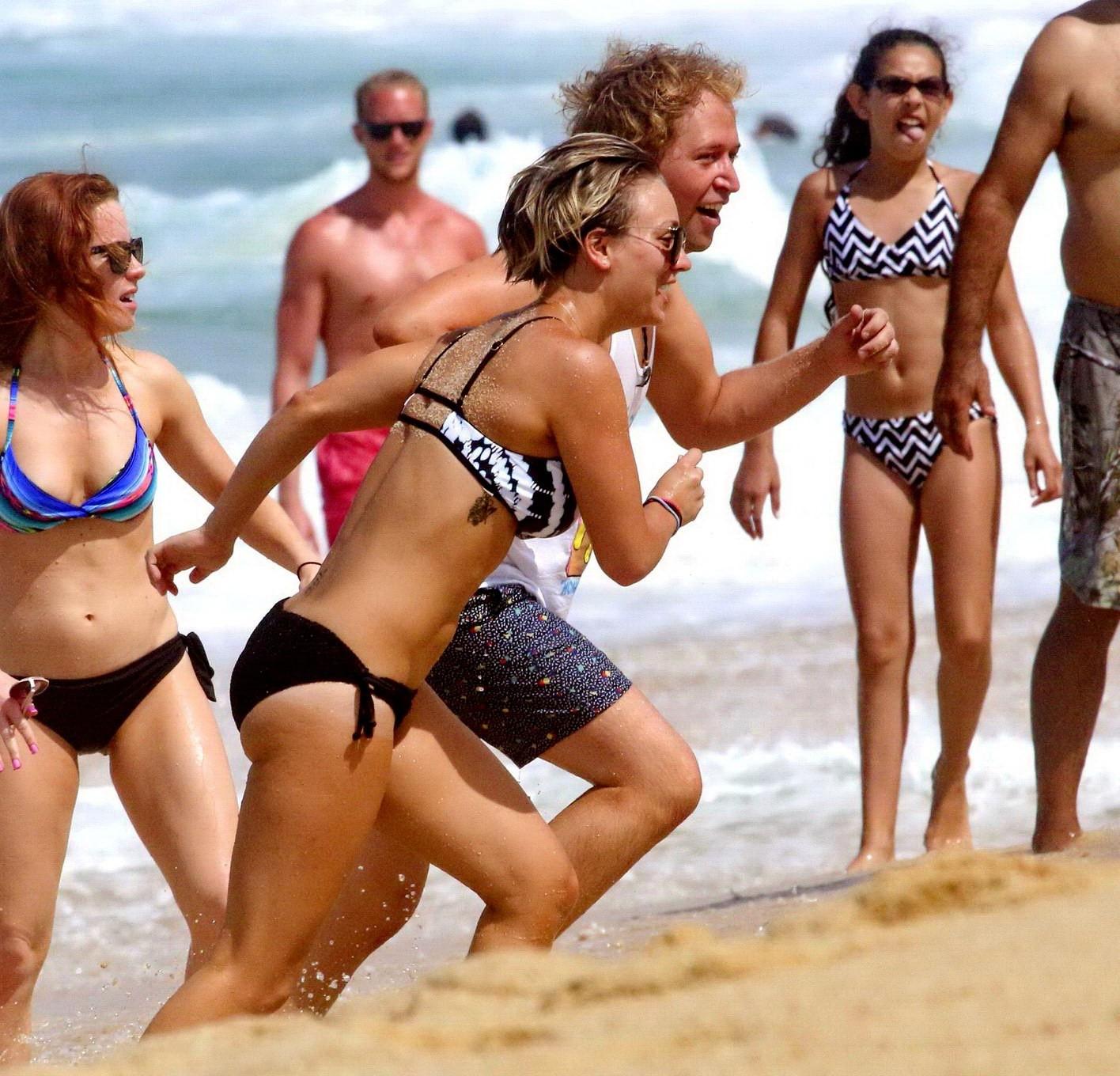 16P Kaley Cuoco präsentiert ihren Arsch in einem monochromen Bikini an einem Strand in Mexiko