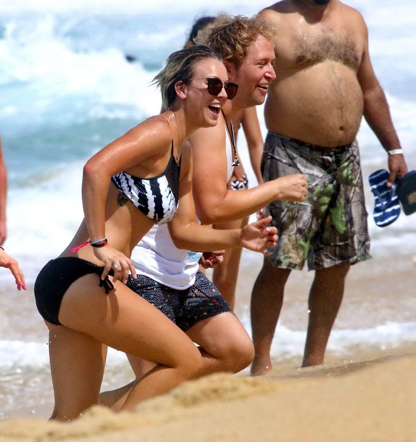 16P Kaley Cuoco präsentiert ihren Arsch in einem monochromen Bikini an einem Strand in Mexiko