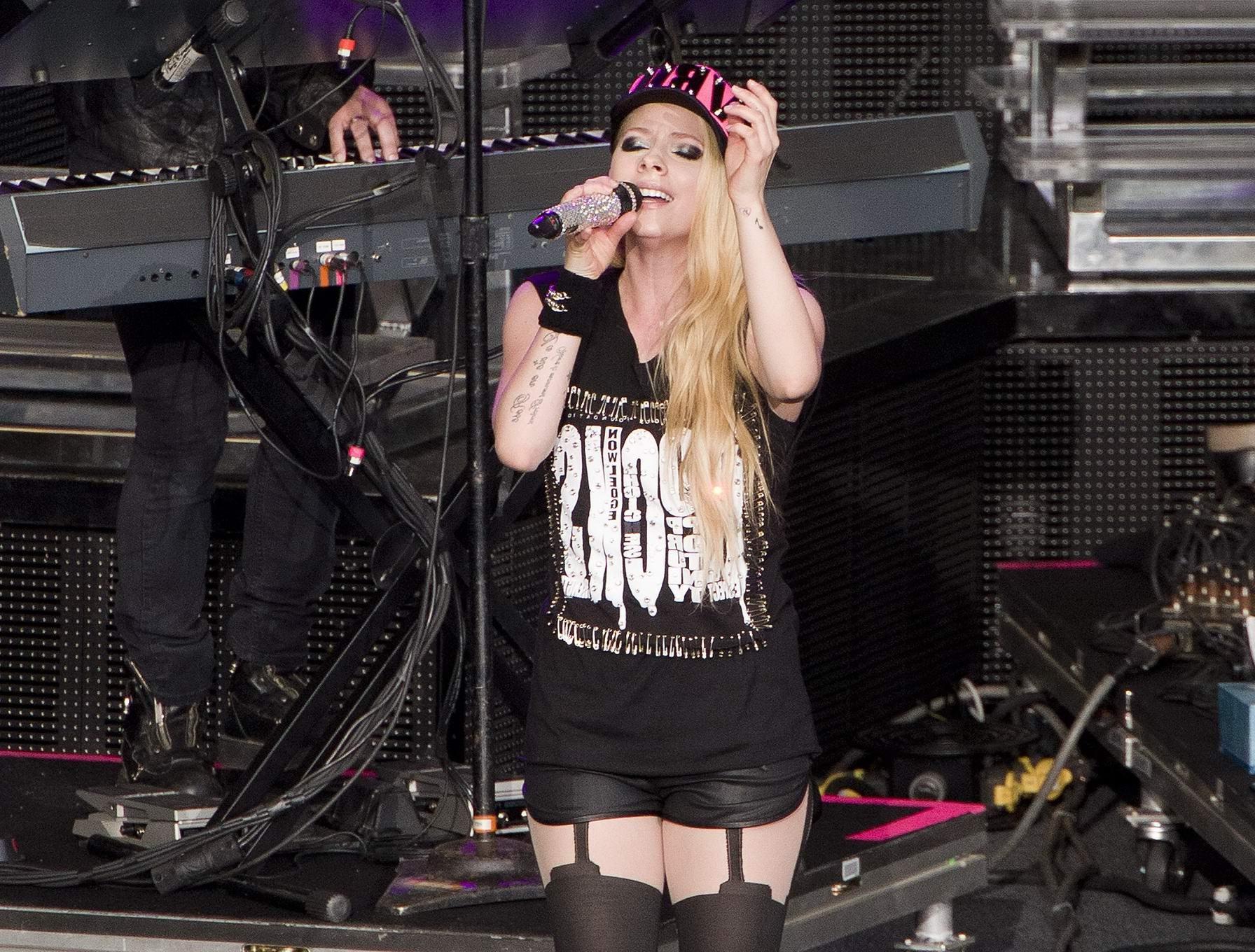 16P Avril Lavigne in shorts and pantyhose performing in Mountain View Canada