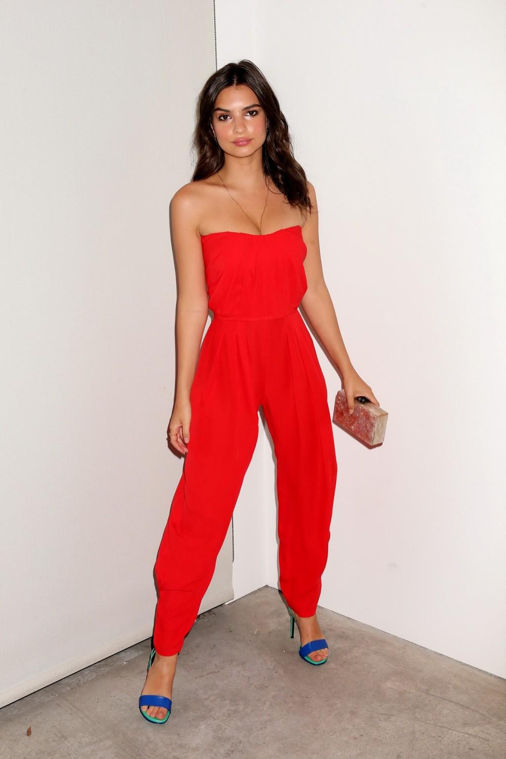 16P Die vollbusige Emily Ratajkowski trägt einen trägerlosen Overall bei Narciso Rodriguez Bottle