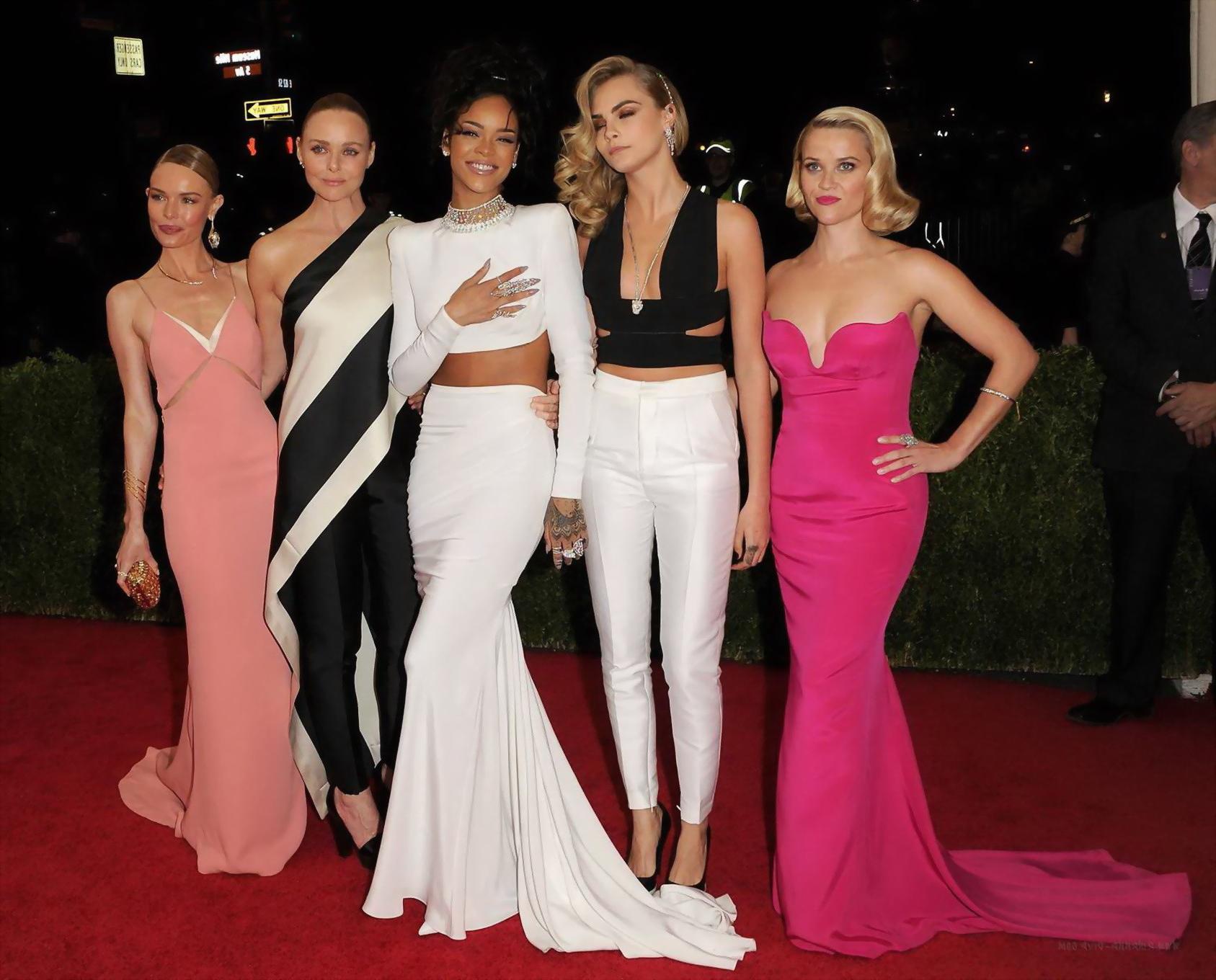 16P Rihanna grabs Cara Delevignes ass while Reese Witherspoon staring popeyed at her