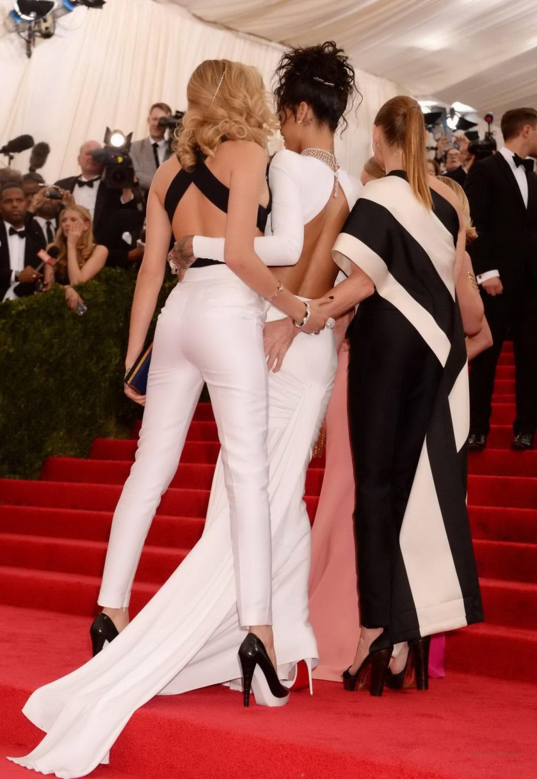 16P Rihanna grabs Cara Delevignes ass while Reese Witherspoon staring popeyed at her