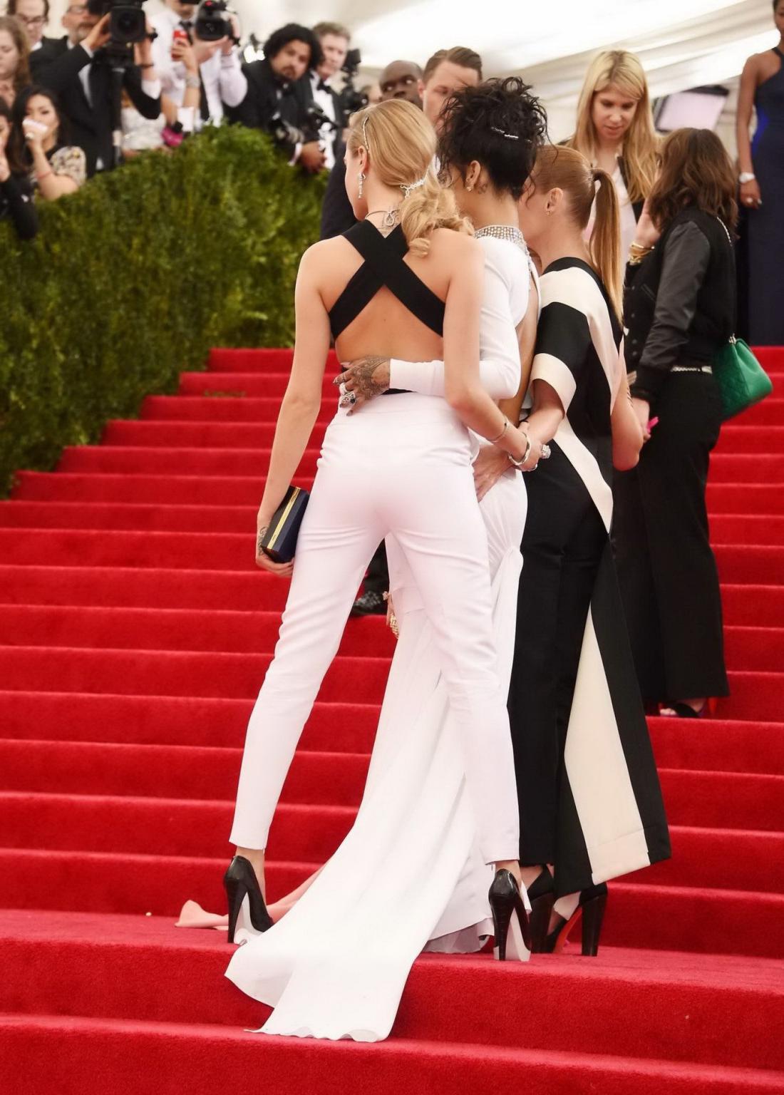 16P Rihanna grabs Cara Delevignes ass while Reese Witherspoon staring popeyed at her