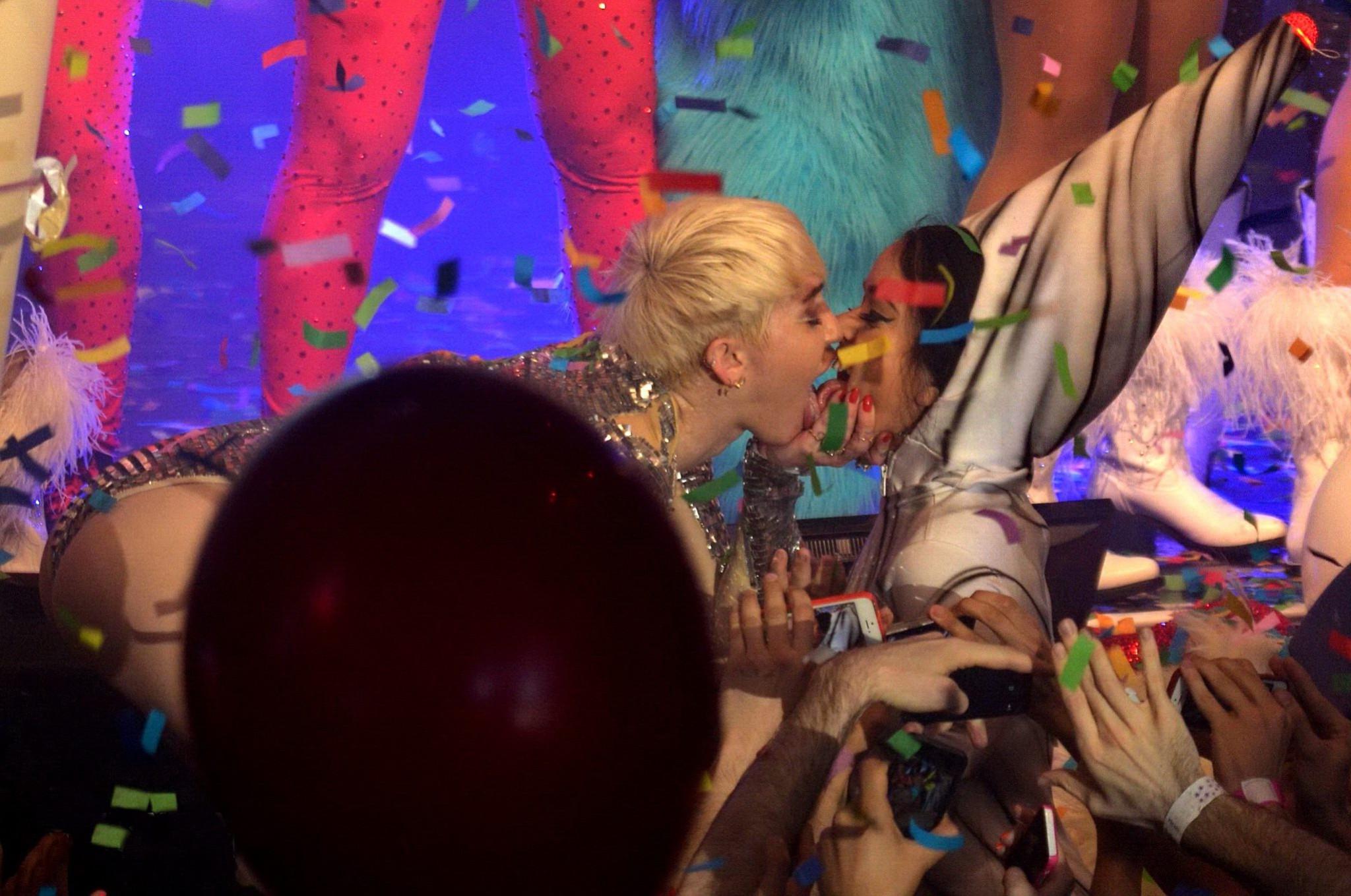 16P Miley Cyrus giving a blowjob to a blow up doll on stage at GAY Club in London