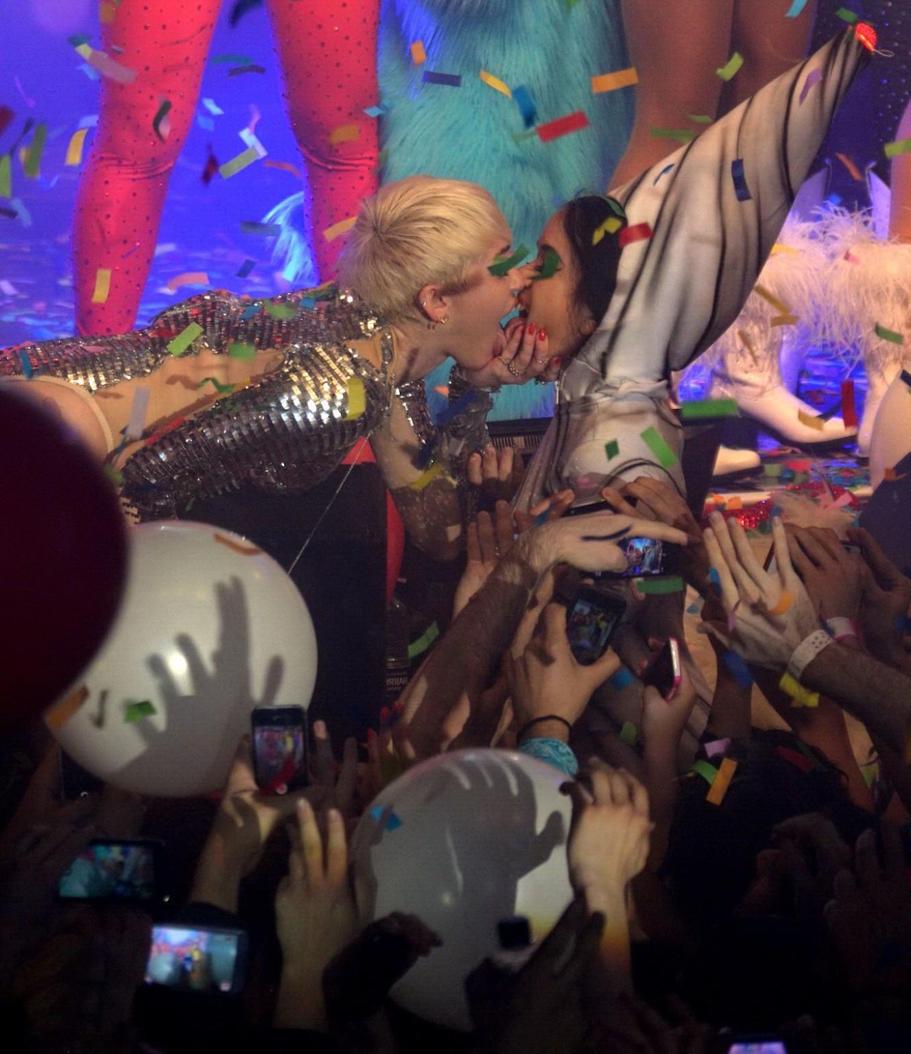 16P Miley Cyrus giving a blowjob to a blow up doll on stage at GAY Club in London