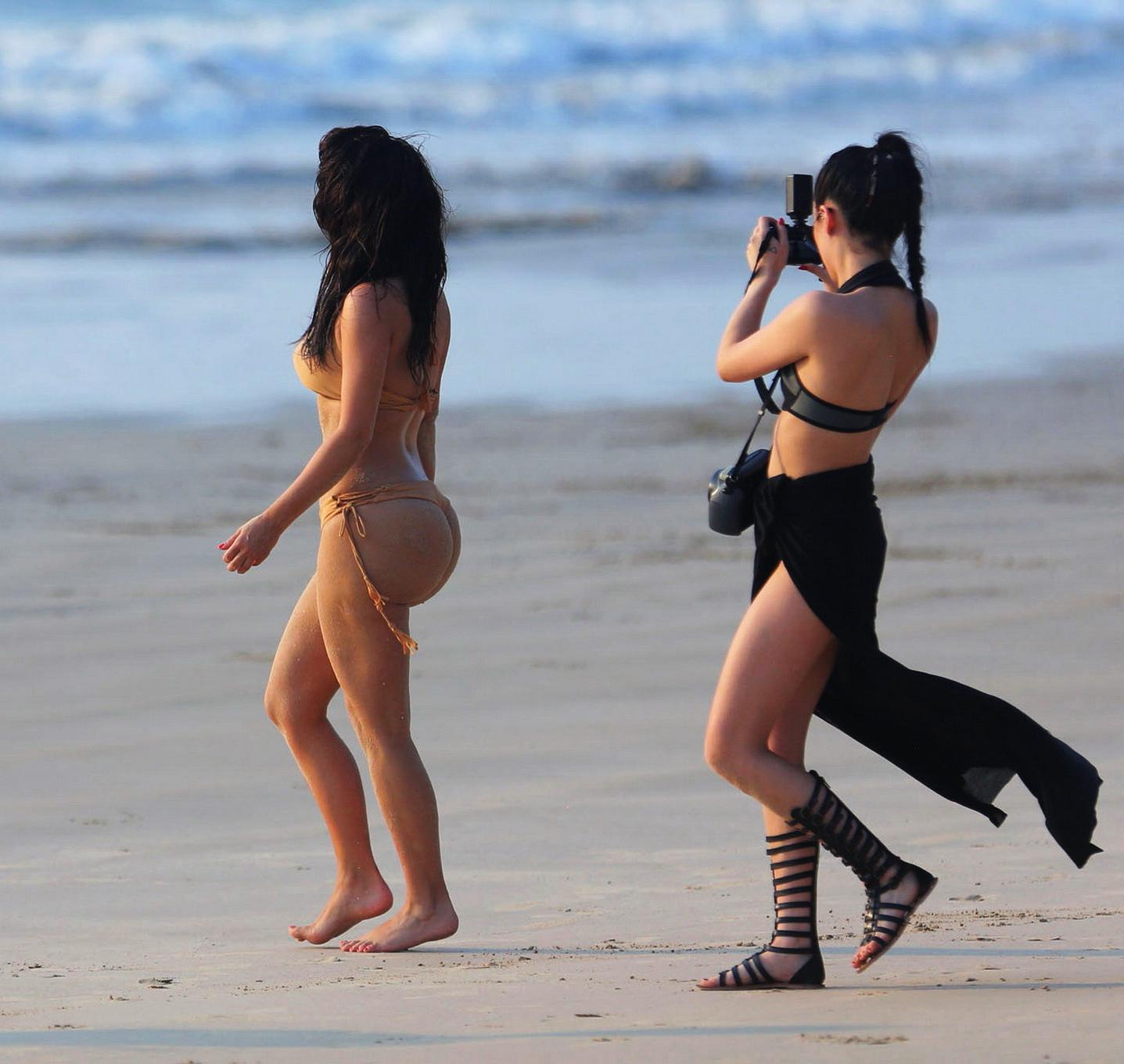 16P Kim Kardashian shows off her round bikini ass at the beach