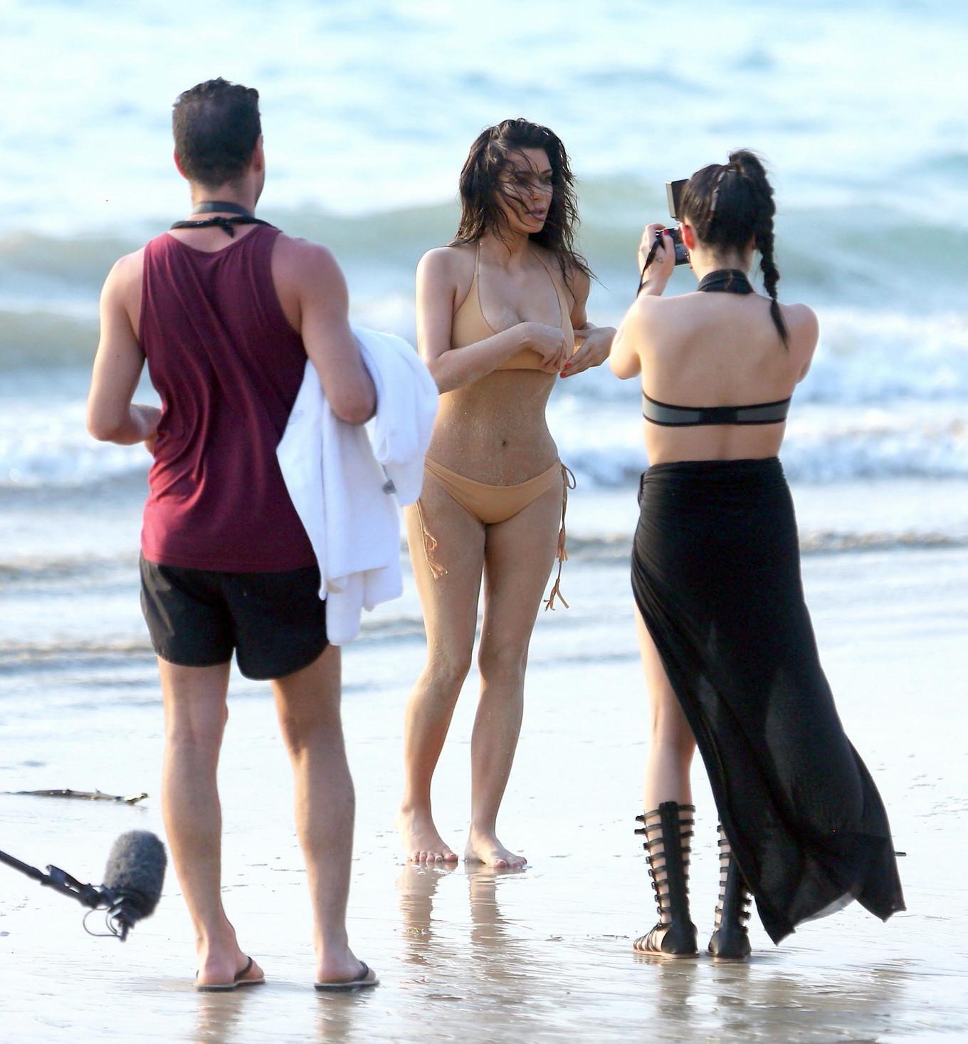 16P Kim Kardashian shows off her round bikini ass at the beach