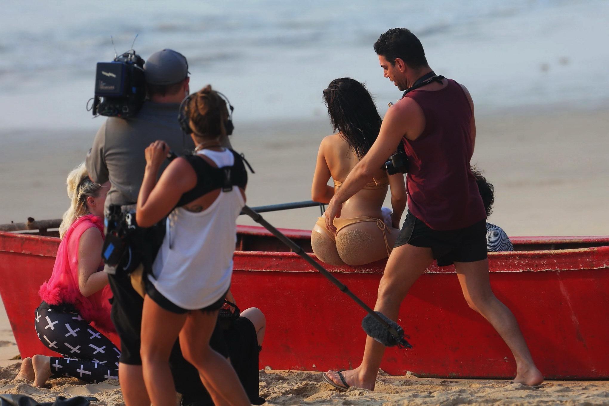 16P Kim Kardashian shows off her round bikini ass at the beach