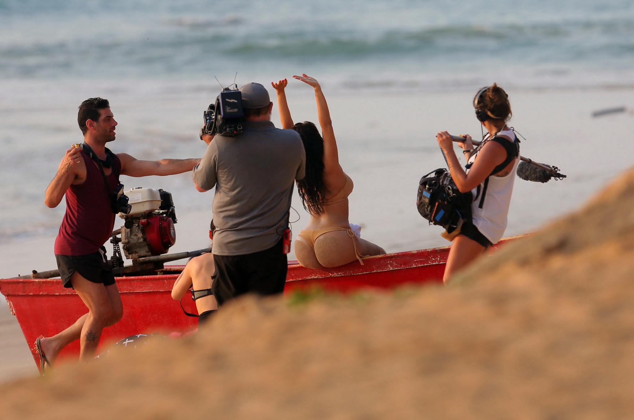 16P Kim Kardashian shows off her round bikini ass at the beach