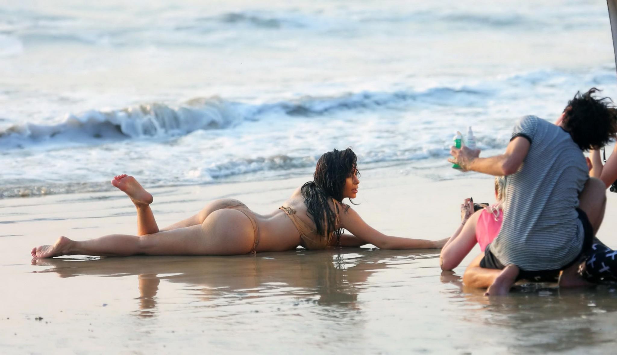 16P Kim Kardashian shows off her round bikini ass at the beach